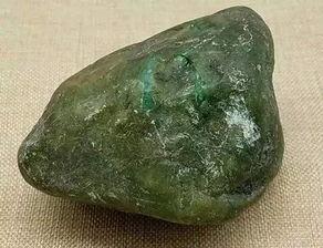 赌石怎么看料,如何从外观判断翡翠原石价值