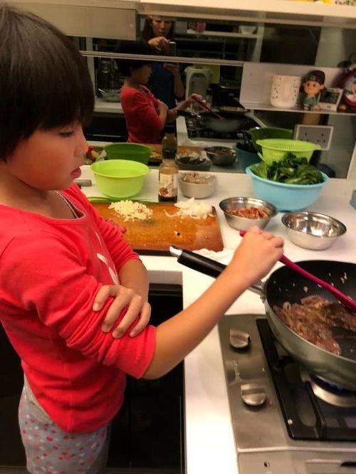 女孩做饭给爷爷吃瓜,女孩用心烹饪，为爷爷献上甜蜜瓜果时光