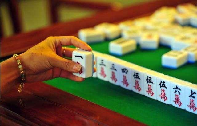 70后吃瓜打麻将,吃瓜打麻将，乐享悠闲时光