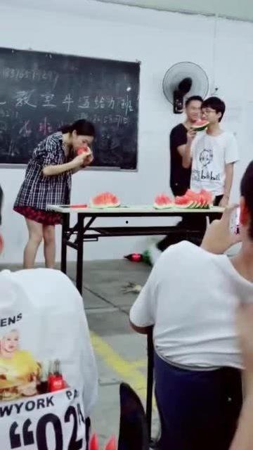 山东女老师吃瓜