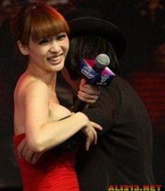 摸胸的明星,那些曾因摸胸事件引发热议的明星