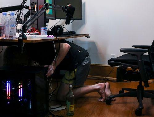 美国网红在水里玩电脑,颠覆传统娱乐方式！